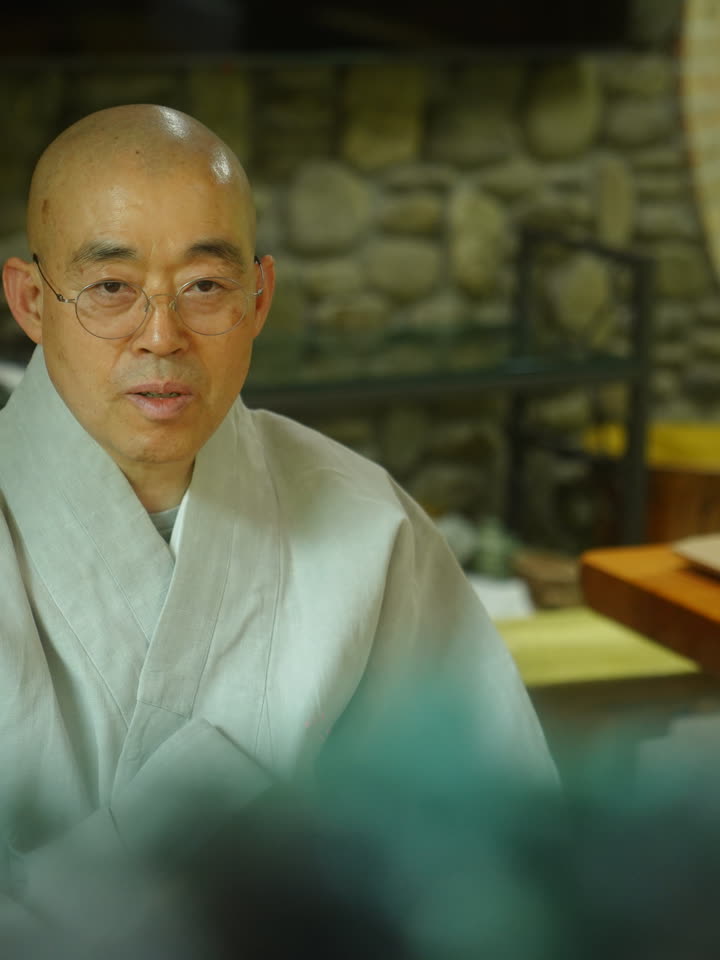 The head monk of Cheoneunsa pouring tea